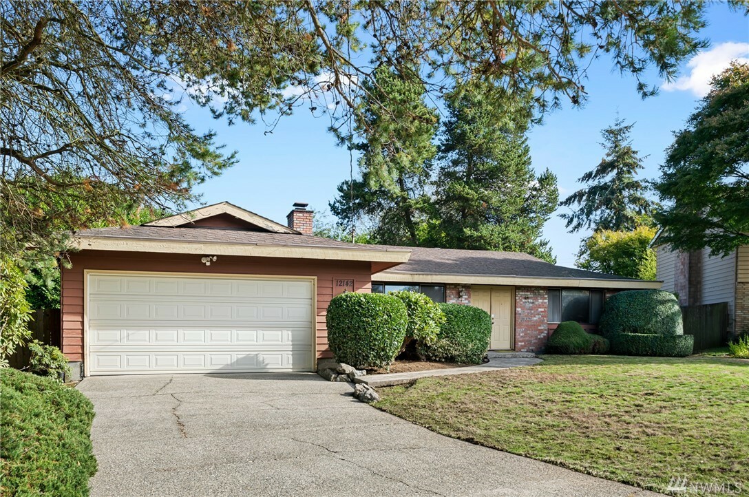 Property Photo: 12142 SE 44th Place WA 98006