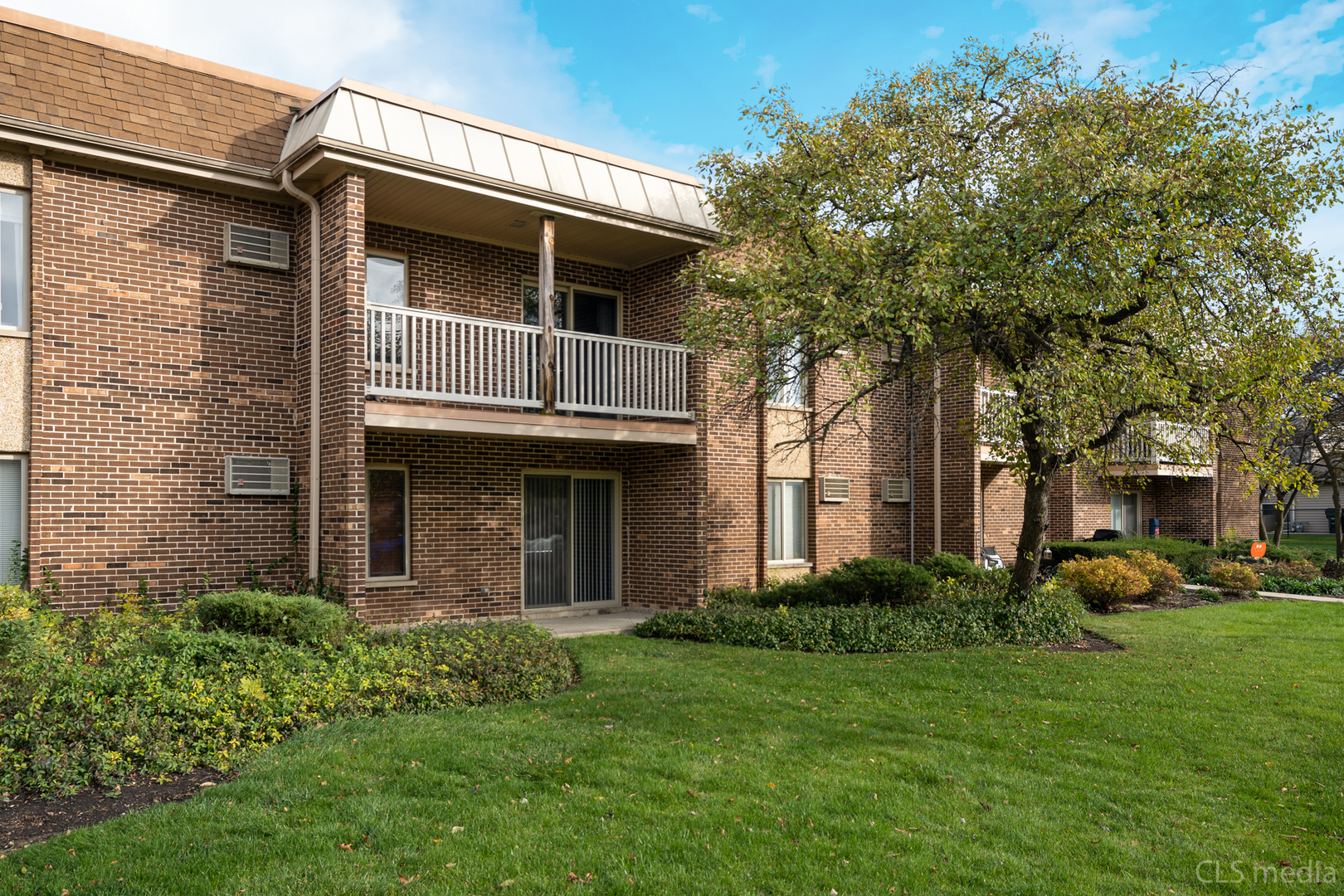 Property Photo:  2403 North Kennicott Drive 2E  IL 60004 