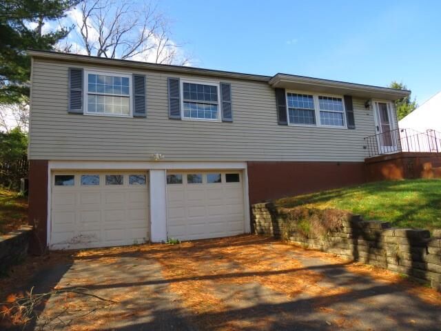 Property Photo:  1052 Preston Dr  PA 15137 