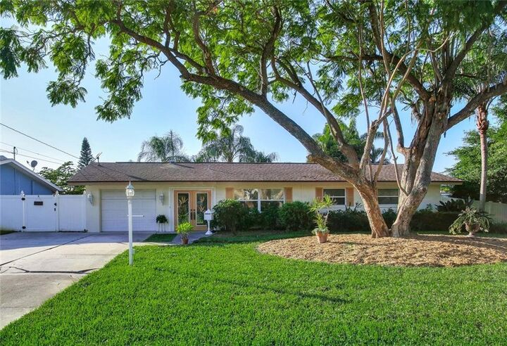 Property Photo: 7900 1st Street N FL 33702