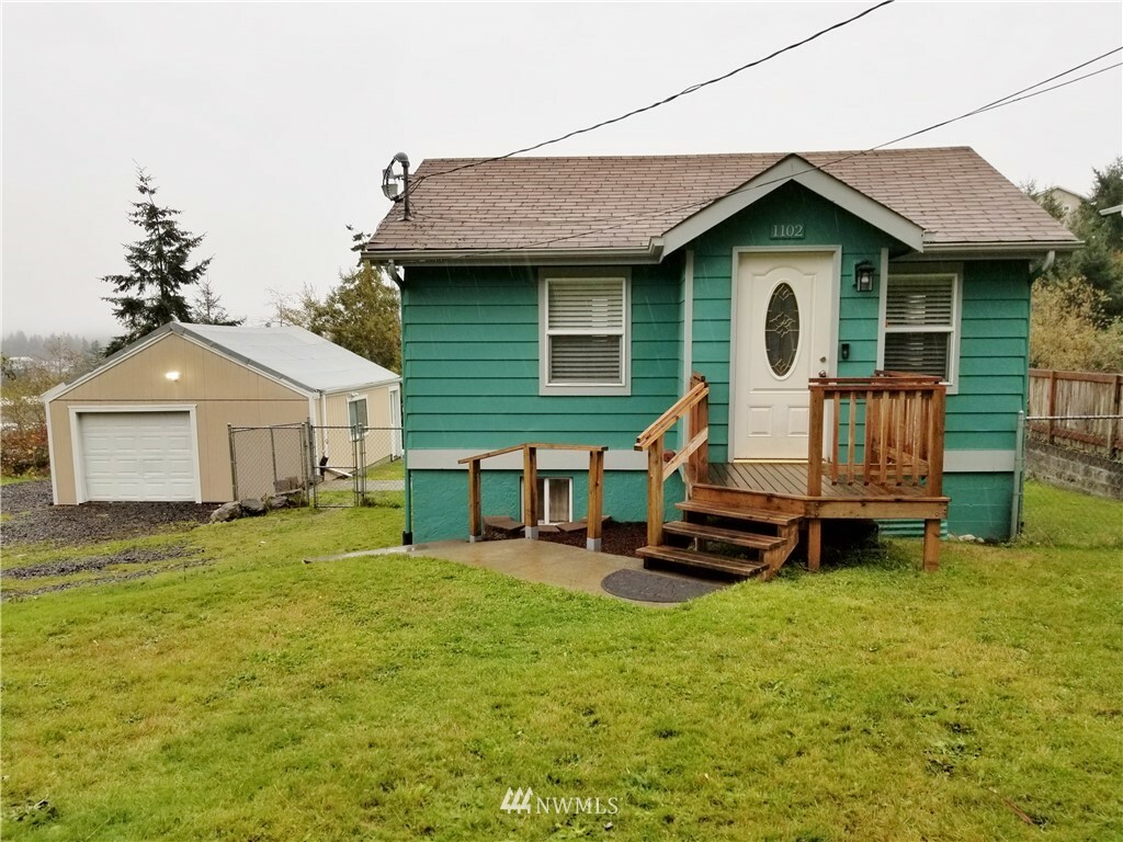 Property Photo:  1102 Poindexter Avenue  WA 98312 