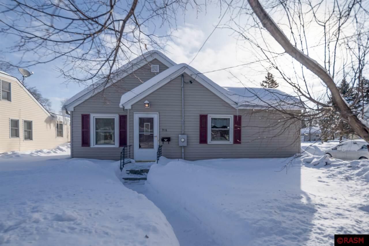 Property Photo: 916 Center St MN 56003
