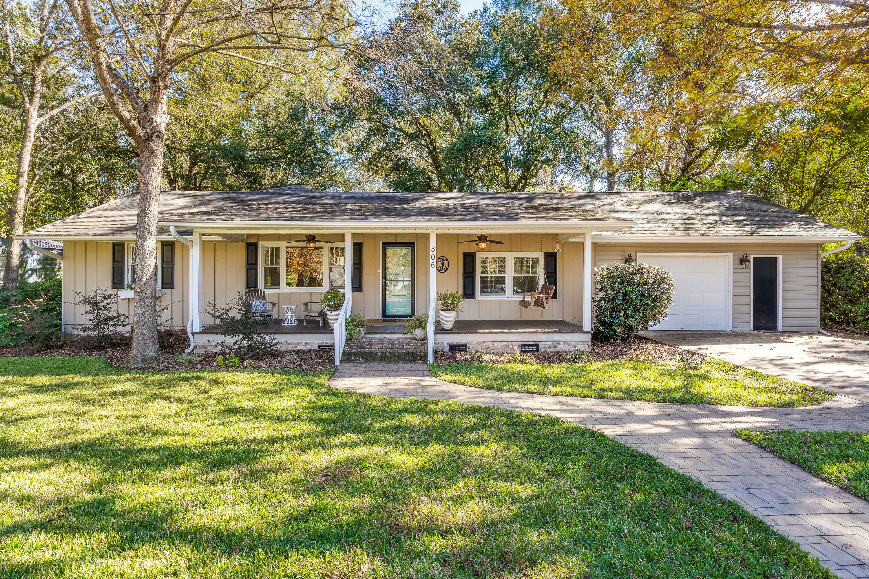 Property Photo:  306 Fairlawn Drive  SC 29461 