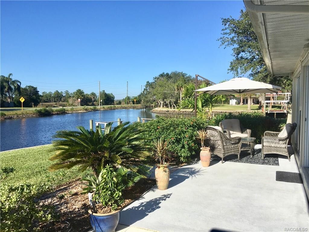 Property Photo: 11587 W Kingfisher Court FL 34429