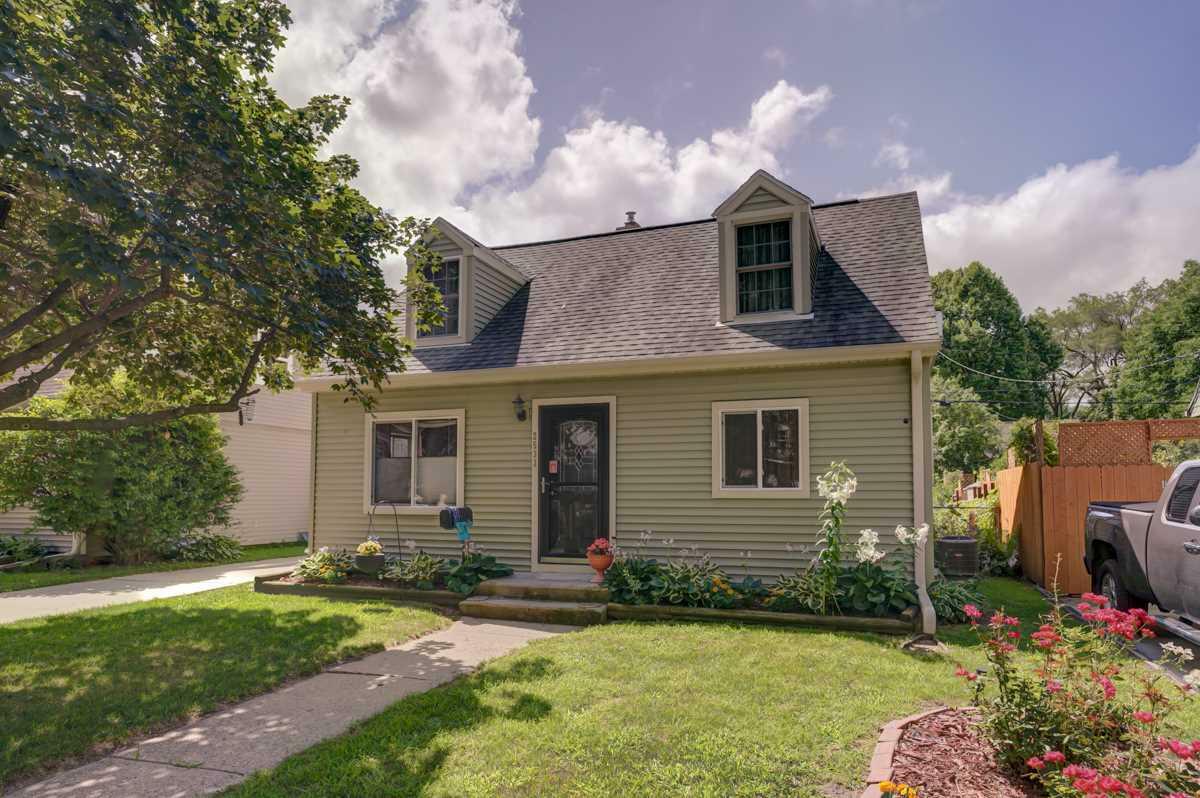 Property Photo:  2533 Myrtle St  WI 53704 