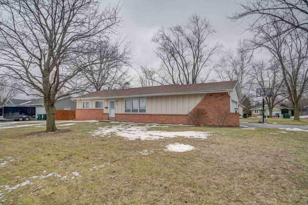 Property Photo:  423 West Hilltop Tr  WI 53538 