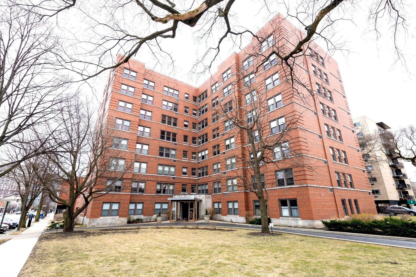 Property Photo: 1585 Ridge Avenue 611 IL 60201