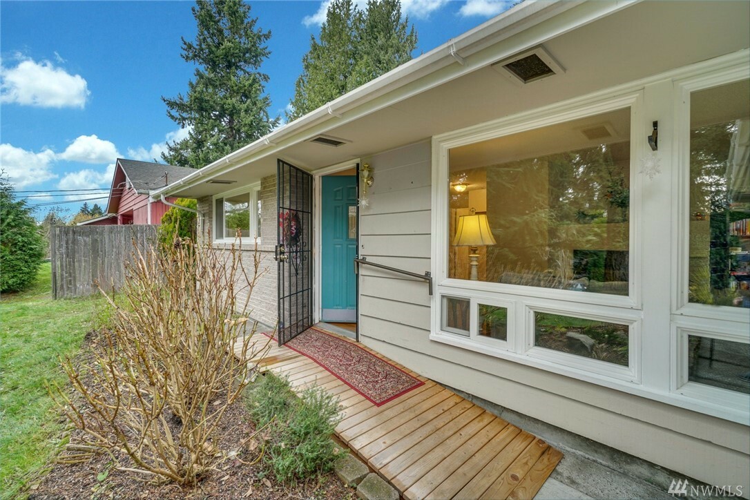 Property Photo:  3312 NE 202nd St  WA 98155 