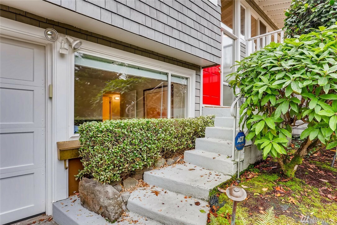 Property Photo: 9811 SE 40th St WA 98040