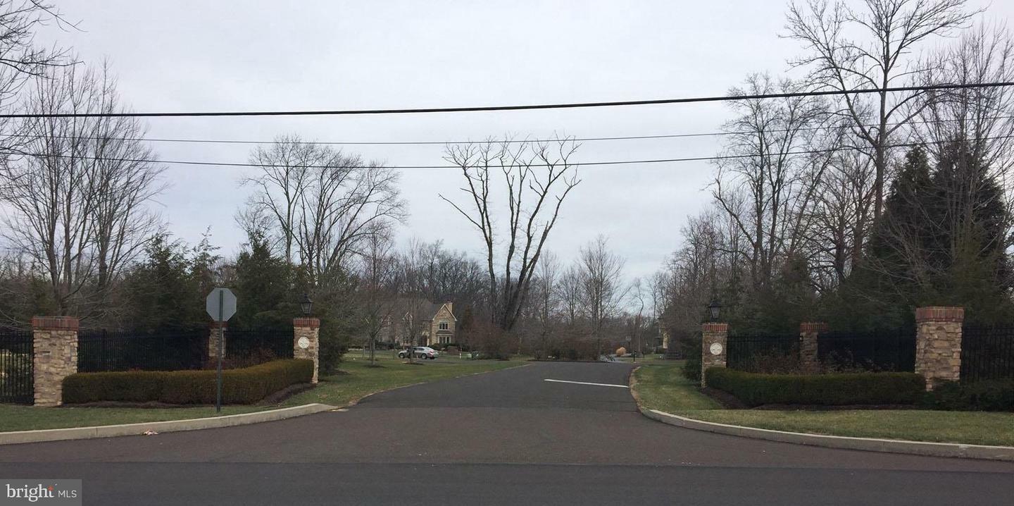 Property Photo: 1105 Oakhurst Ln PA 19002