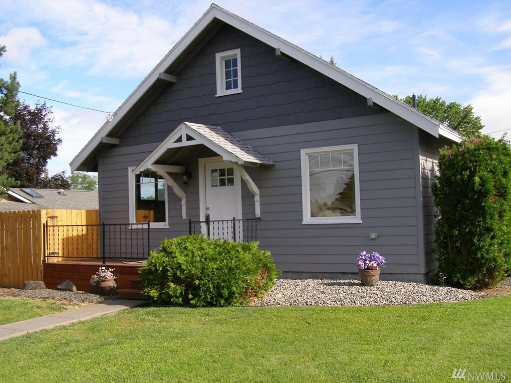 Property Photo:  106 Winnebago St  WA 99362 