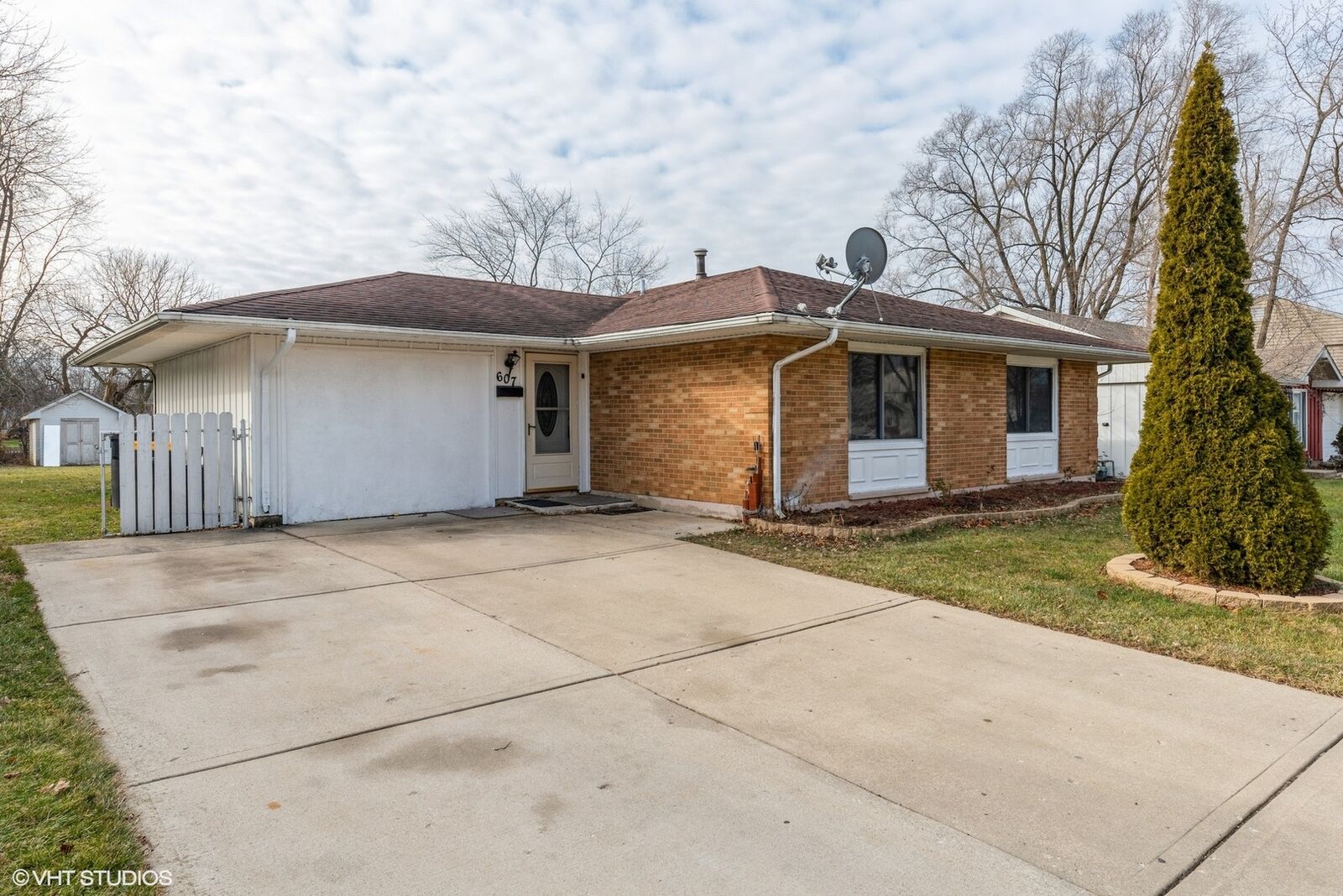 Property Photo:  607 Oriole Drive  IL 60107 