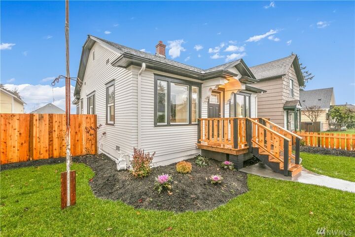 Property Photo:  2409 Pine St  WA 98201 