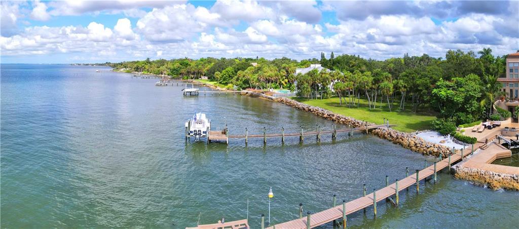 Property Photo: 2043 Alameda Avenue FL 34234