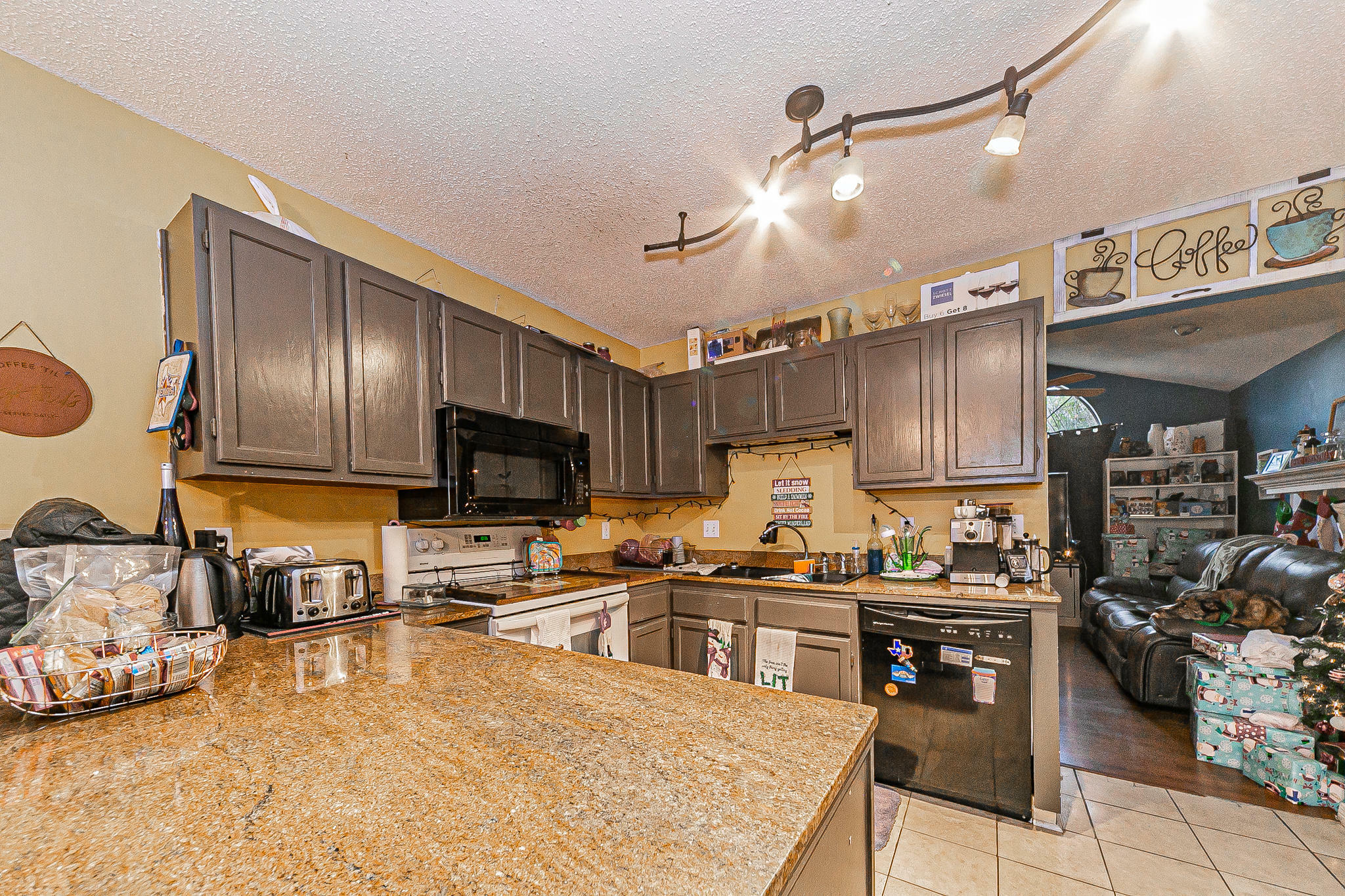 Property Photo: 904 Roanoke Court FL 32547