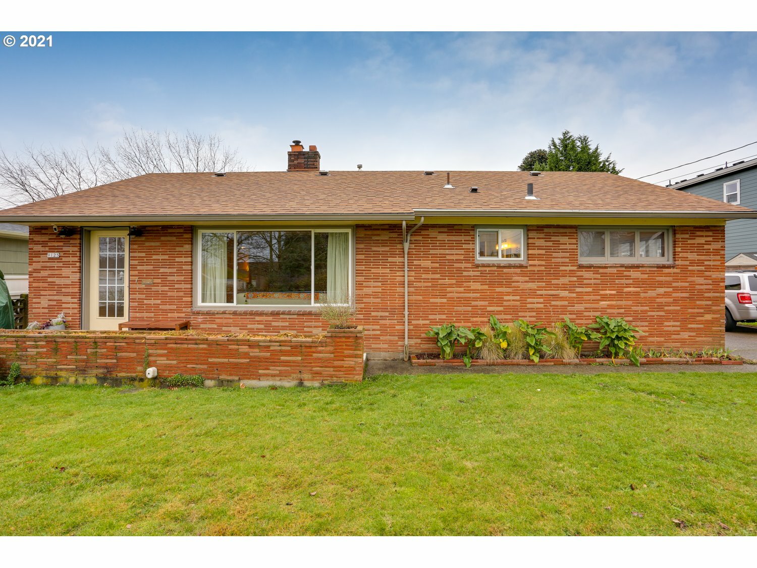 Property Photo: 9125 SE Oak St OR 97216
