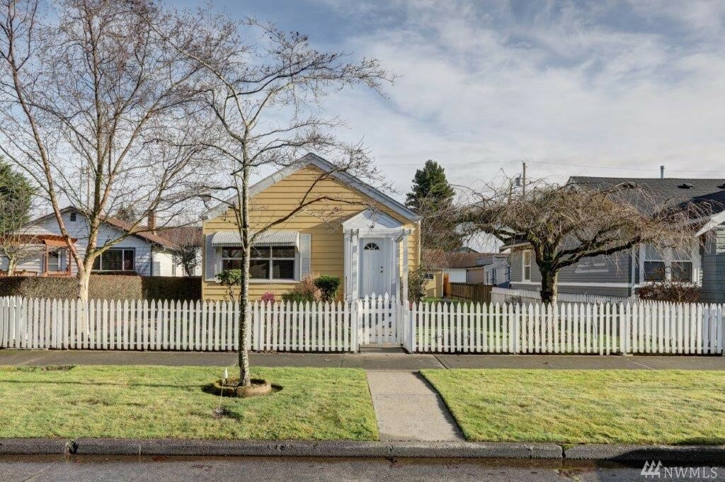 Property Photo:  1819 Virginia Ave  WA 98201 