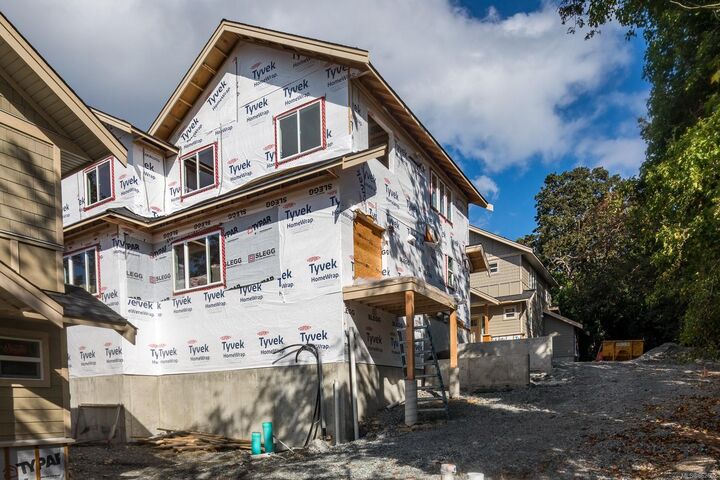 Property Photo: 3031 Jackson St 7 BC V8T 3Z7