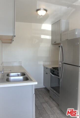 Property Photo:  2280  S Barrington Ave 2  CA 90064 