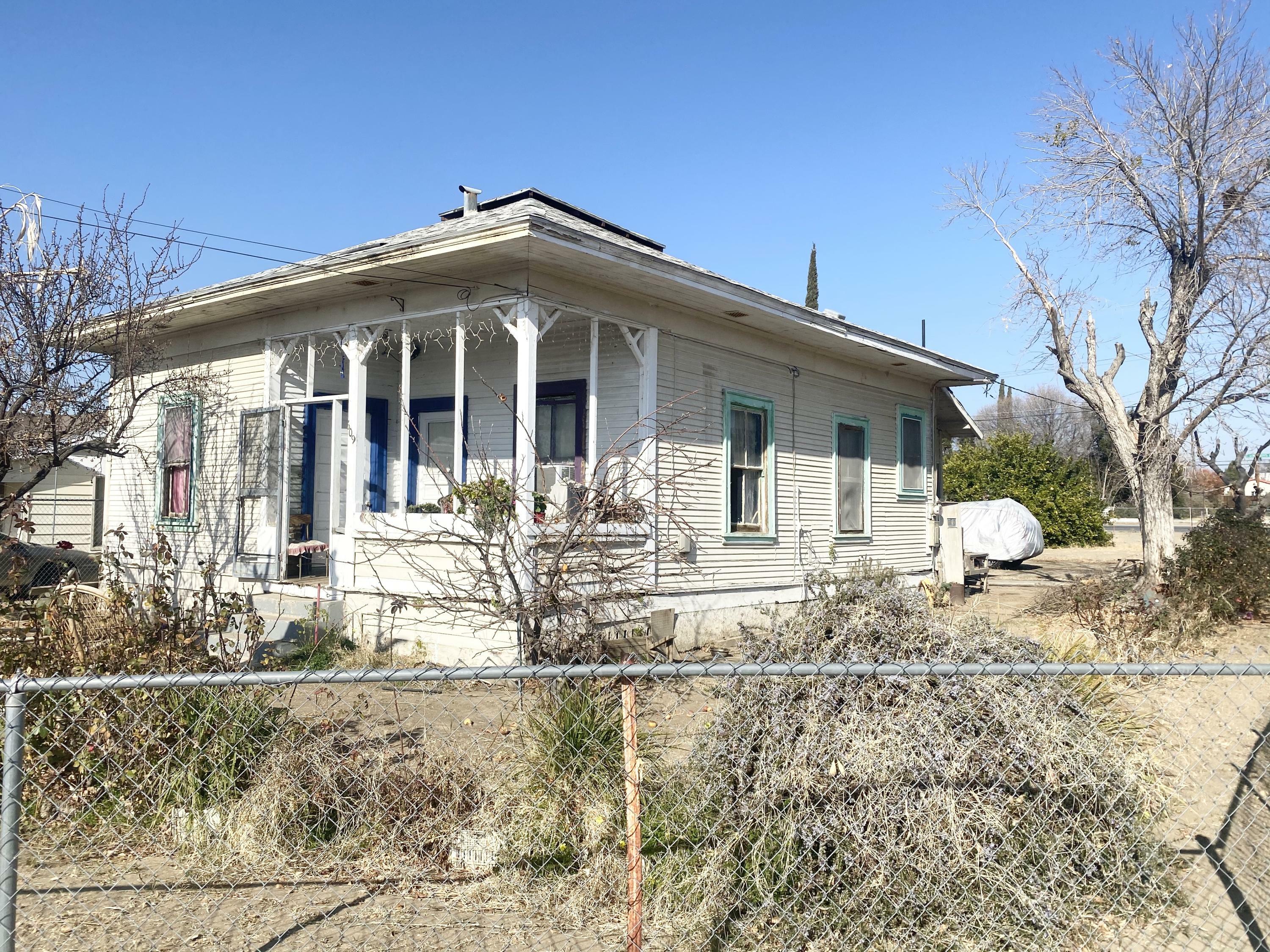 Property Photo:  609 E Stanislaus Street  CA 93204 