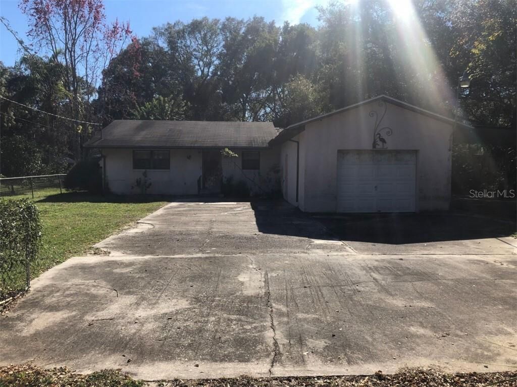Property Photo: 2218 Getford Road FL 32726