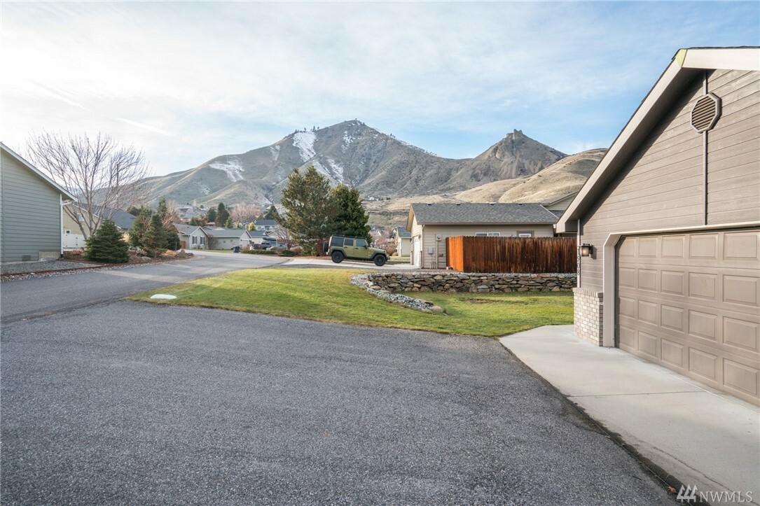 Property Photo: 1908 Grandview Lp WA 98801
