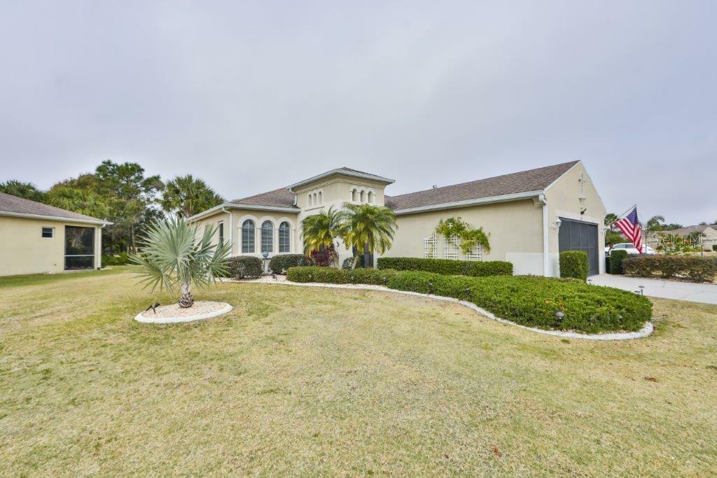 Property Photo:  817 King Leon Way  FL 33573 