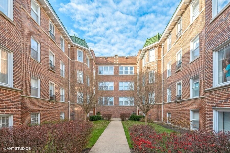 Property Photo: 1224 Elmwood Avenue 1E IL 60202