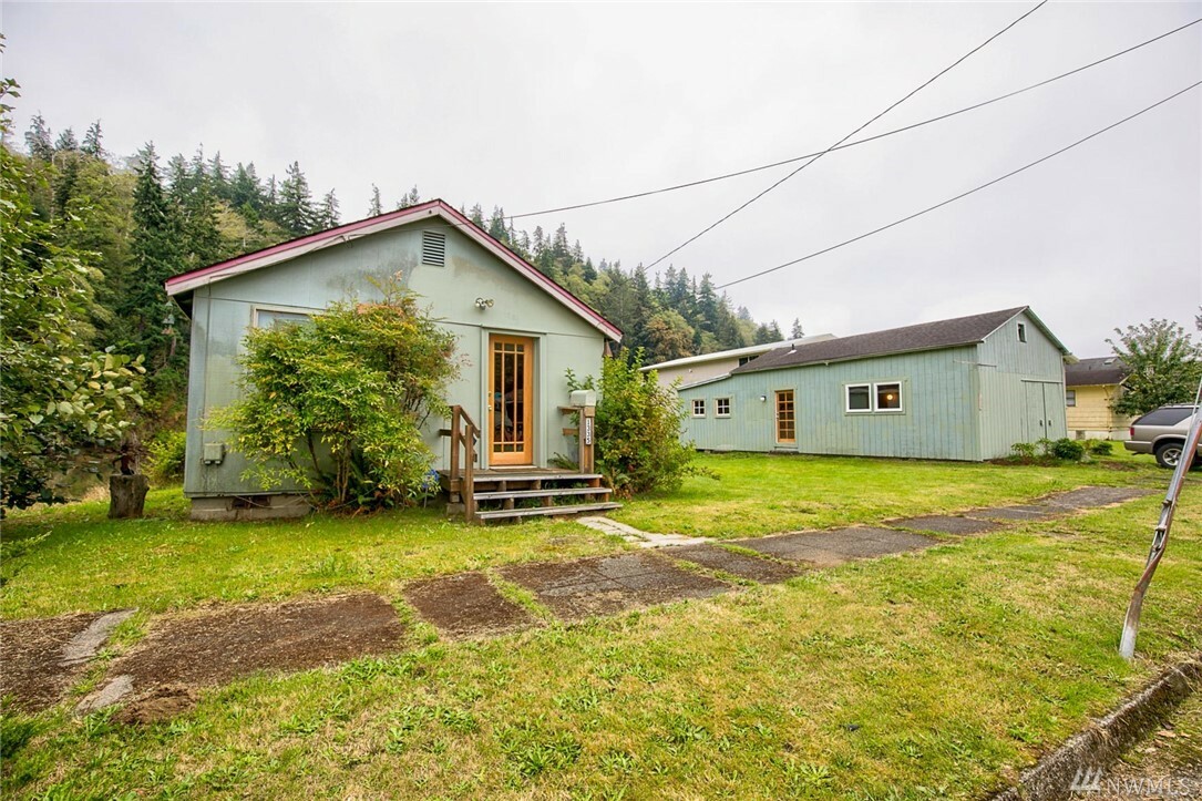 Property Photo:  1335 E 1st St  WA 98520 