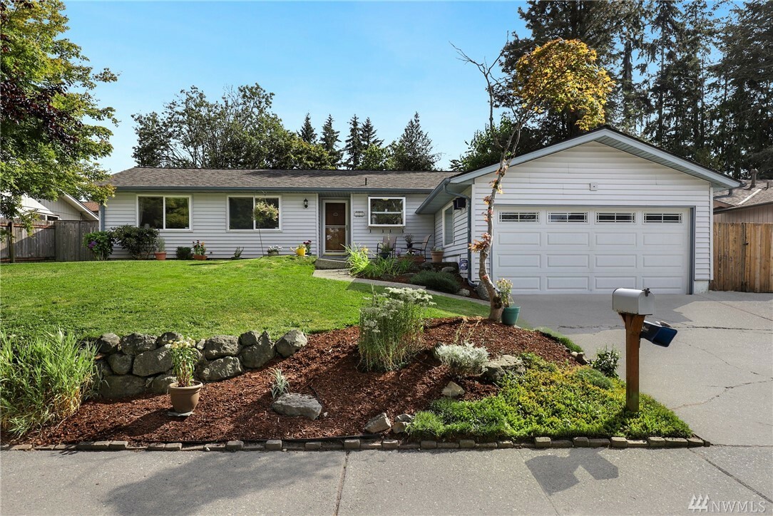 Property Photo:  12615 SE 165th St  WA 98058 