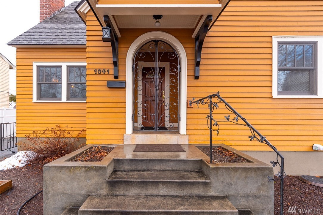 Property Photo: 1041 Columbine St WA 98801