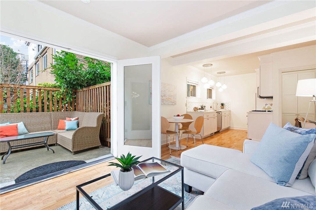 Property Photo: 2203 Yale Ave E 1B WA 98102