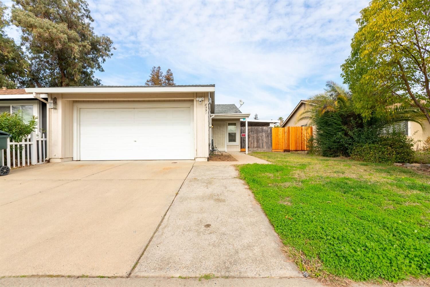 Property Photo: 8591 Danridge Drive CA 95828