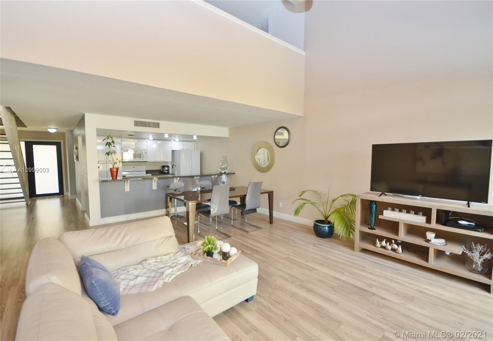 Property Photo: 1351 W Golfview Dr FL 33026