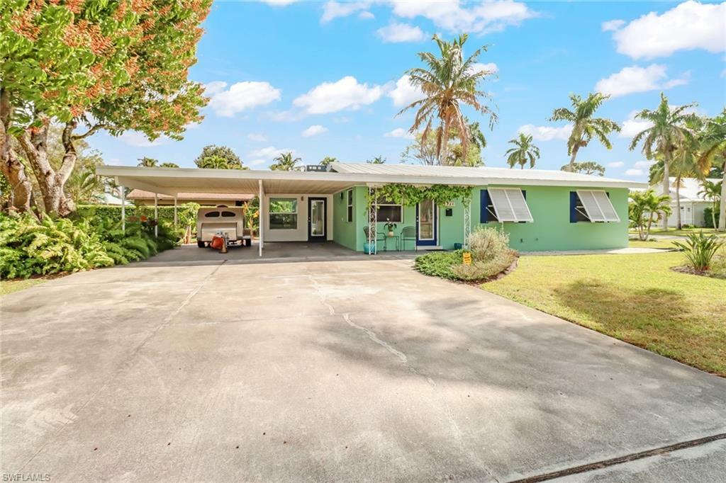 Property Photo: 1009 6th Ln N FL 34102