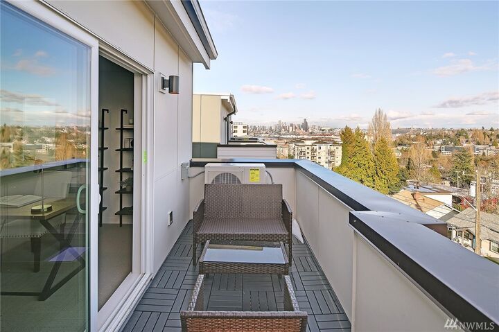 Property Photo: 3104 SW Avalon Wy G WA 98126