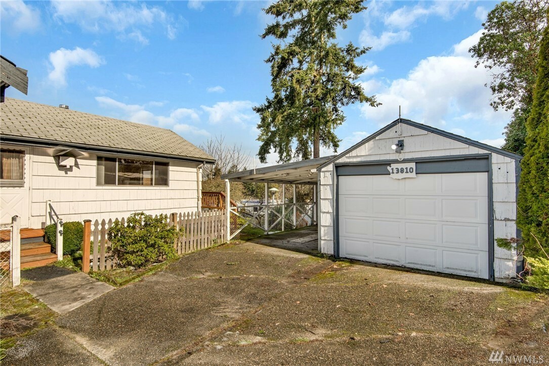 Property Photo:  13810 1st Ave SW  WA 98166 