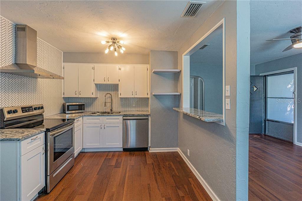 Property Photo: 2595 9th Avenue N FL 33713