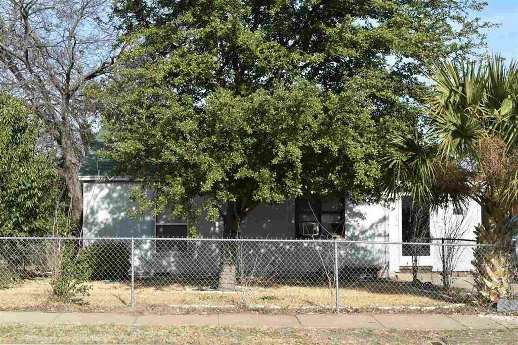 Property Photo:  2217 Live Oak Avenue  TX 76708-2667 