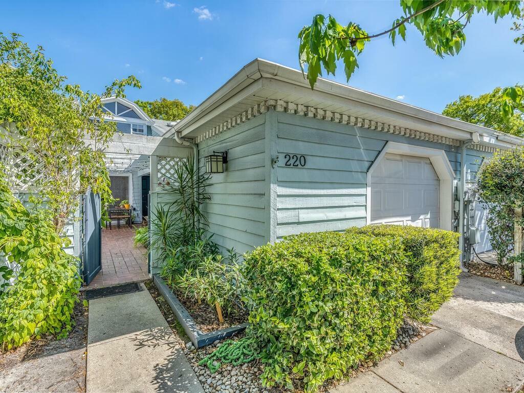 Property Photo:  220 S Lincoln Avenue  FL 33609 