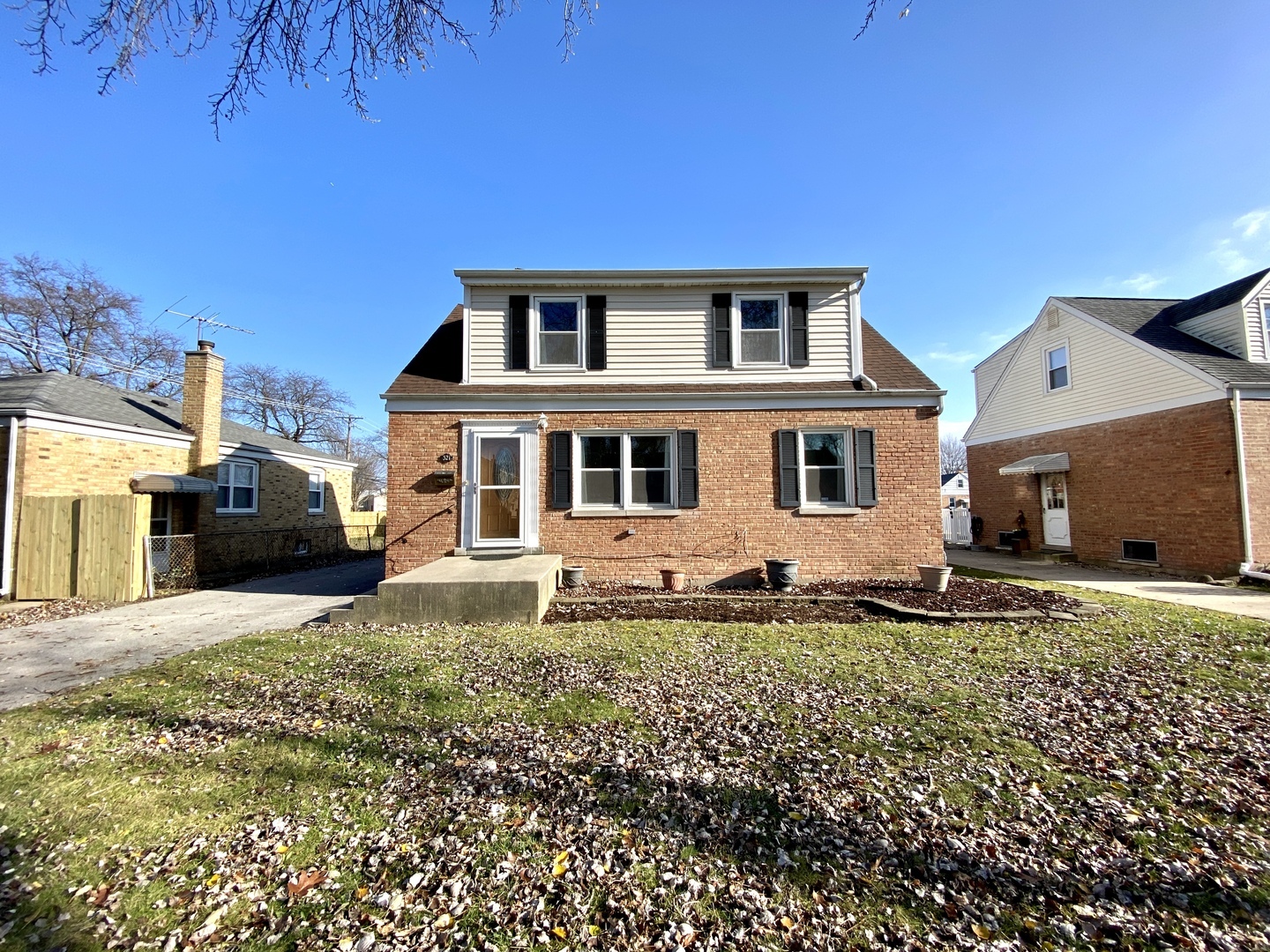 Property Photo: 521 N Maple Street IL 60056
