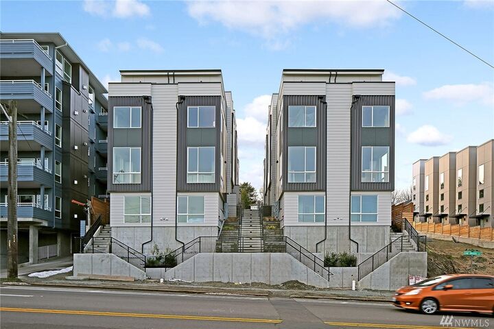 Property Photo:  3104 SW Avalon Wy B  WA 98126 