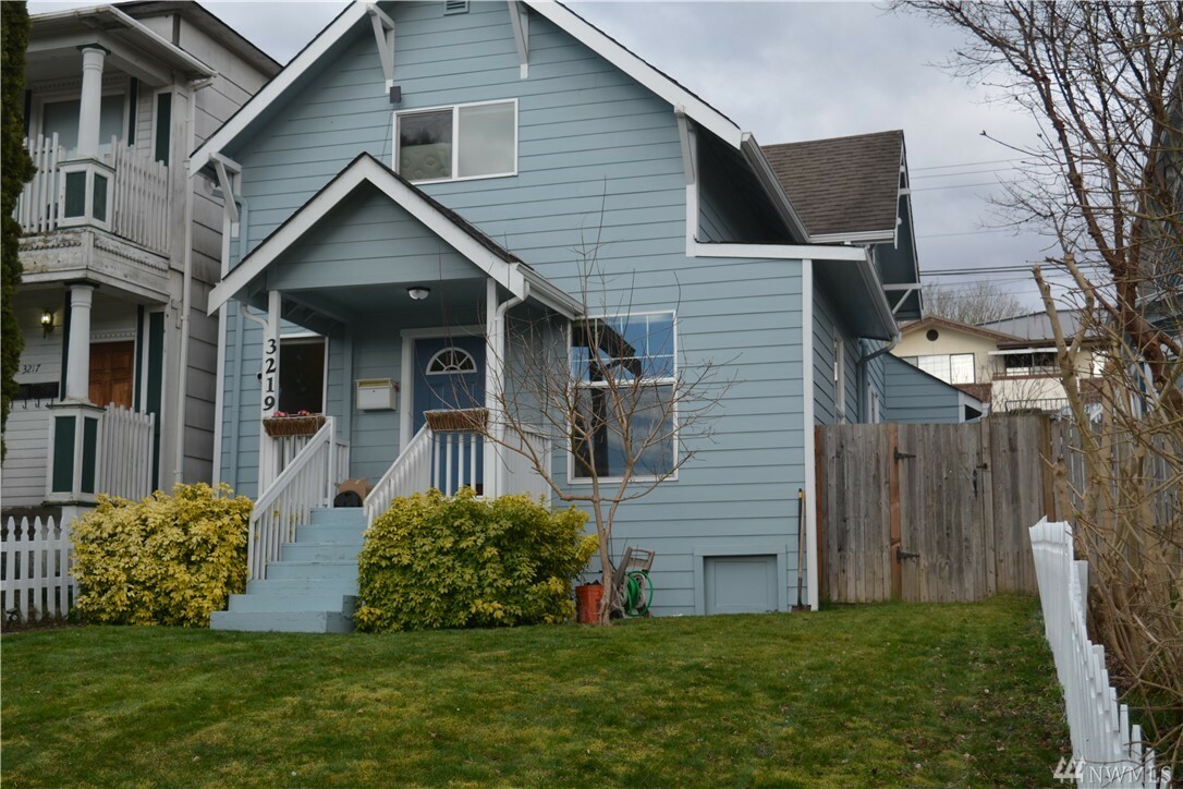 Property Photo:  3219 Hoyt Ave  WA 98201 