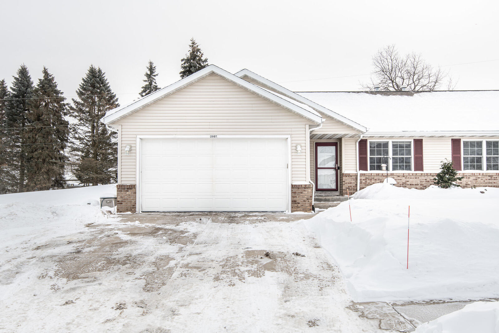 Property Photo:  2007 Daisy Dr  WI 53090 