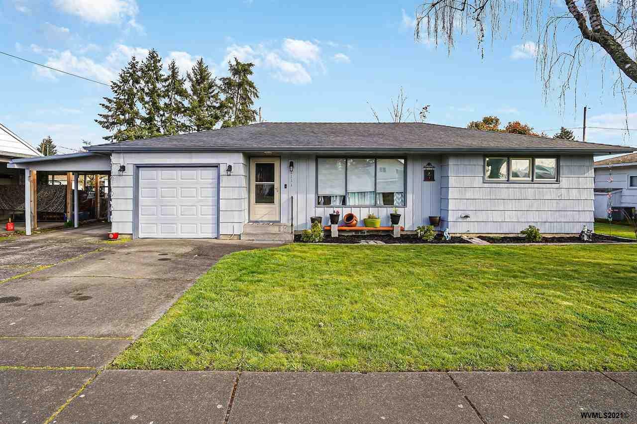 Property Photo: 1111 W Oak St OR 97355