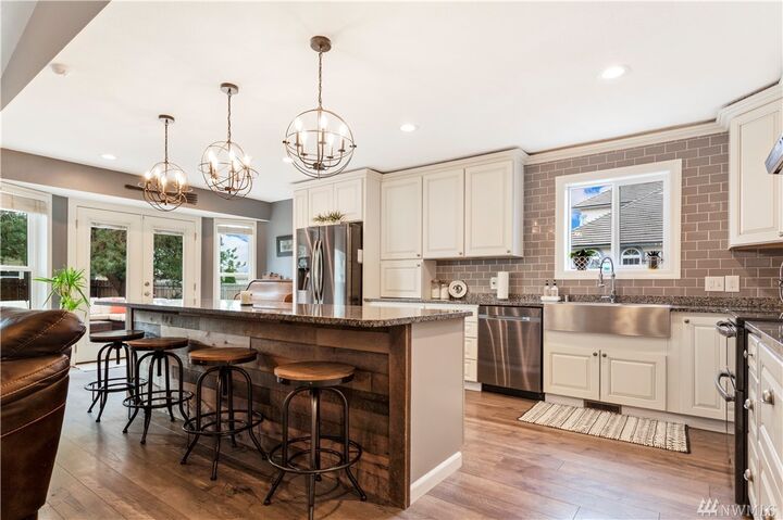Property Photo:  9417 Naples St SE  WA 98837 