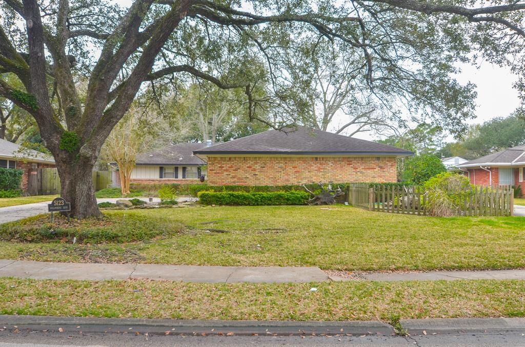 Property Photo: 5123 Willowbend Boulevard TX 77035