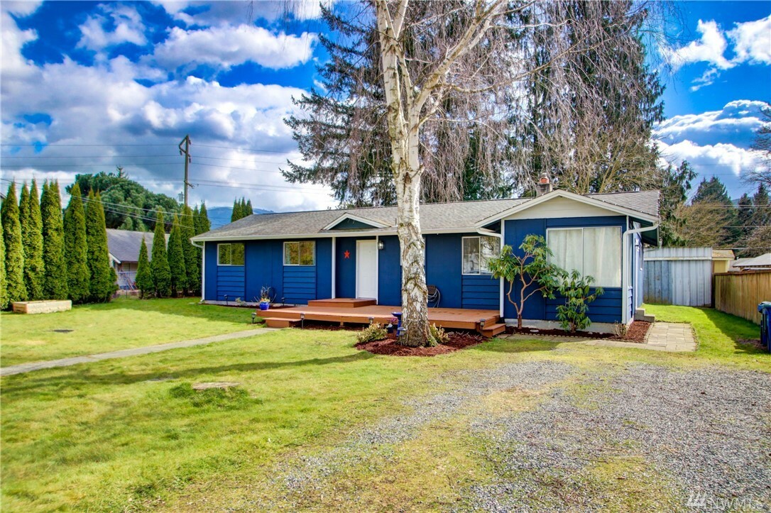 Property Photo:  1305 Talcott St  WA 98284 