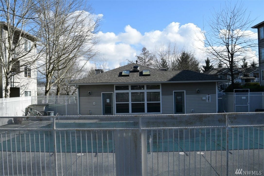 Property Photo:  801 Rainier Ave N E-226  WA 98057 