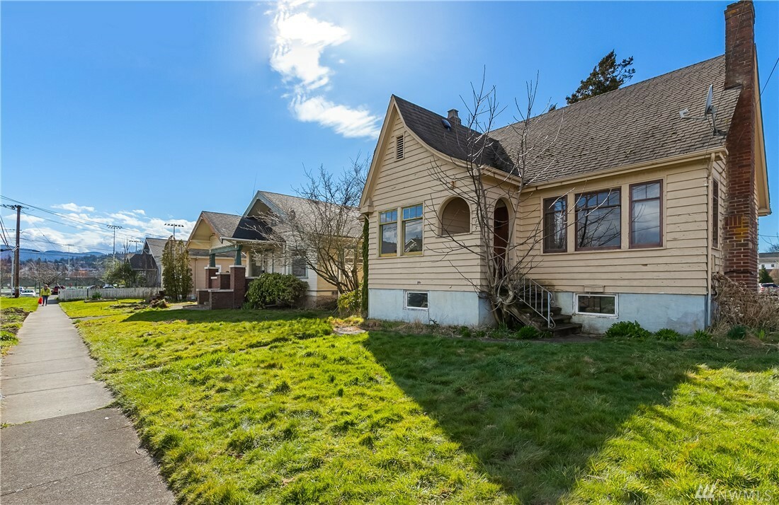 Property Photo:  2115 Ellis St  WA 98225 